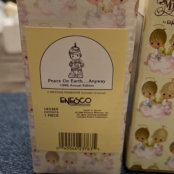 Precious Moments Christmas ornament. Peace on earth. - Picture 4 of 4